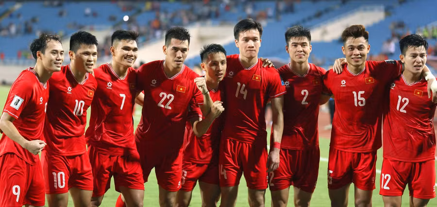 Đội tuyển Việt Nam ăn mừng chiến thắng Philippines cũng là trận ra mắt tân huấn luyện viên Kim Sang Sik. Ảnh: ITN.