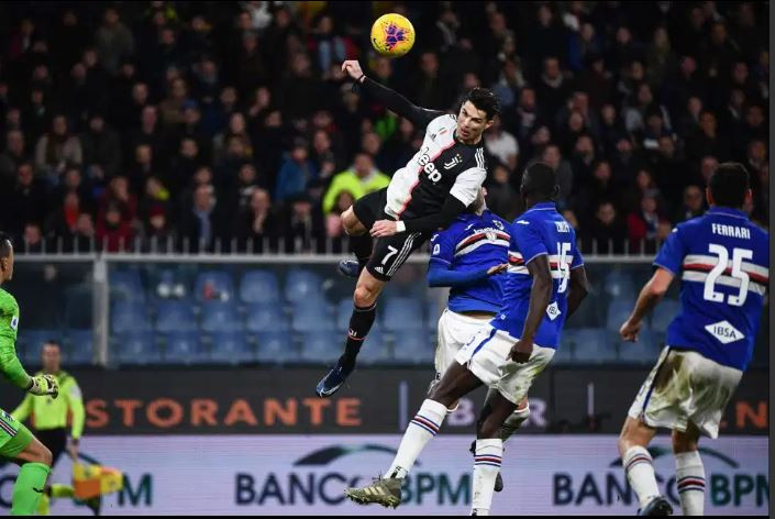 Ngôi sao Bồ Đào Nha bật cao 2.57m đánh đầu tung lưới Sampdoria hồi năm ngoái. Ngôi sao Bồ Đào Nha bật cao 2.57m đánh đầu tung lưới Sampdoria hồi năm ngoái.
