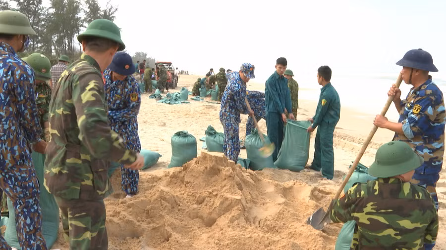 Các cán bộ, chiến sĩ khắc phục sự cố sạt lở, xâm thực bờ biển.