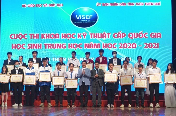 Trao giải cho các dự án đoạt gairi cuộc thi Khoa học kỹ thuật quốc gia học sinh trung học năm học 2020-2021.