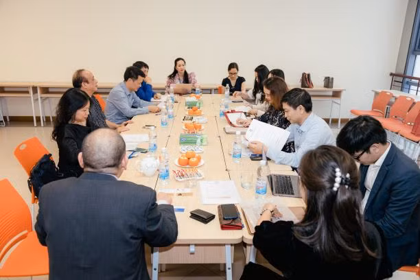 Các khách mời chia sẻ ý kiến.