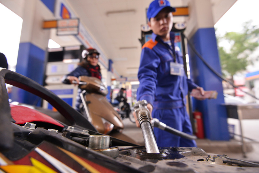 Người đi xe máy có thể tiết kiệm được khoảng 20.000 đồng mỗi lần đổ so với thời kỳ giá tăng cao kỷ lục. Người đi xe máy có thể tiết kiệm được khoảng 20.000 đồng mỗi lần đổ so với thời kỳ giá tăng cao kỷ lục.