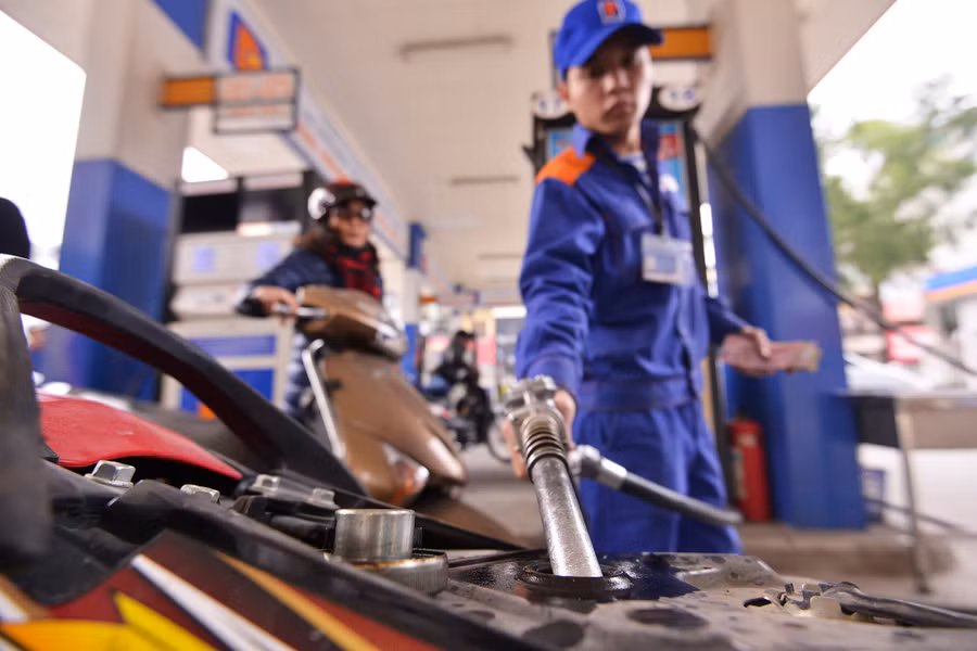 Người đi xe máy có thể tiết kiệm được khoảng 20.000 đồng mỗi lần đổ so với thời kỳ giá tăng cao kỷ lục. Người đi xe máy có thể tiết kiệm được khoảng 20.000 đồng mỗi lần đổ so với thời kỳ giá tăng cao kỷ lục.