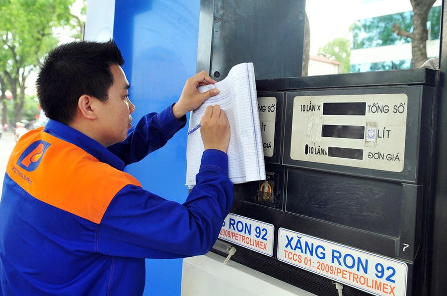 Giá dầu thế giới xuống thấp đã giúp xăng có cơ hội thủng mốc thấp nhất trong 7 năm. Ảnh: Hoàng Hà.