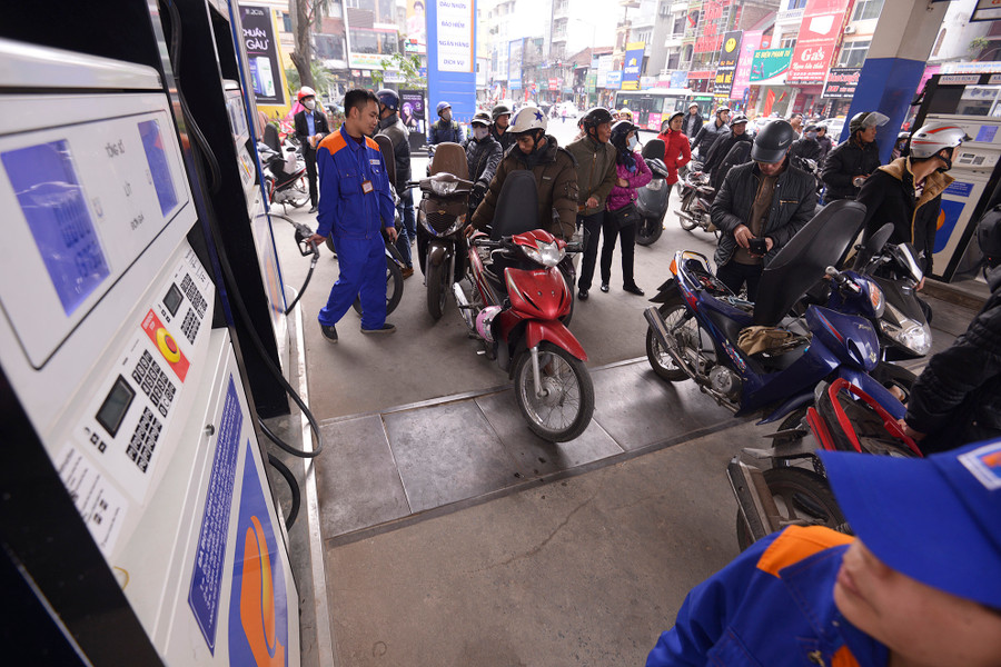 Trước thời điểm giảm giá xăng 5 phút, tất cả các cây xăng được lệnh tạm dừng giao dịch. Trước thời điểm giảm giá xăng 5 phút, tất cả các cây xăng được lệnh tạm dừng giao dịch.