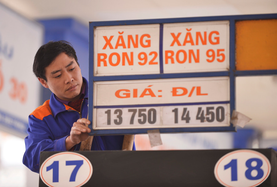 Đúng 15h, nhân viên các trạm bán xăng thay biển và điều chỉnh đồng hồ. Đúng 15h, nhân viên các trạm bán xăng thay biển và điều chỉnh đồng hồ.