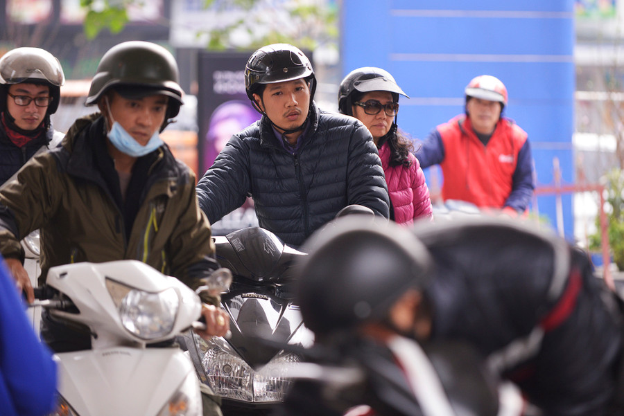 Trước 15h, nhiều người khi biết tin giảm giá xăng đã đợi bên ngoài, chỉ vào mua sau khi nhân viên điều chỉnh đồng hồ theo bảng giá mới. Trước 15h, nhiều người khi biết tin giảm giá xăng đã đợi bên ngoài, chỉ vào mua sau khi nhân viên điều chỉnh đồng hồ theo bảng giá mới.