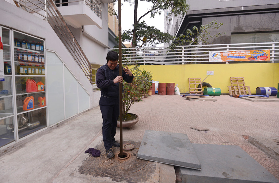 Trước giờ giảm giá xăng, nhân viên tại trạm xăng trên đường Nguyễn Lương Bằng (quận Đống Đa, Hà Nội) đo kiểm tra lượng xăng còn lại ở dưới kho. Trước giờ giảm giá xăng, nhân viên tại trạm xăng trên đường Nguyễn Lương Bằng (quận Đống Đa, Hà Nội) đo kiểm tra lượng xăng còn lại ở dưới kho.