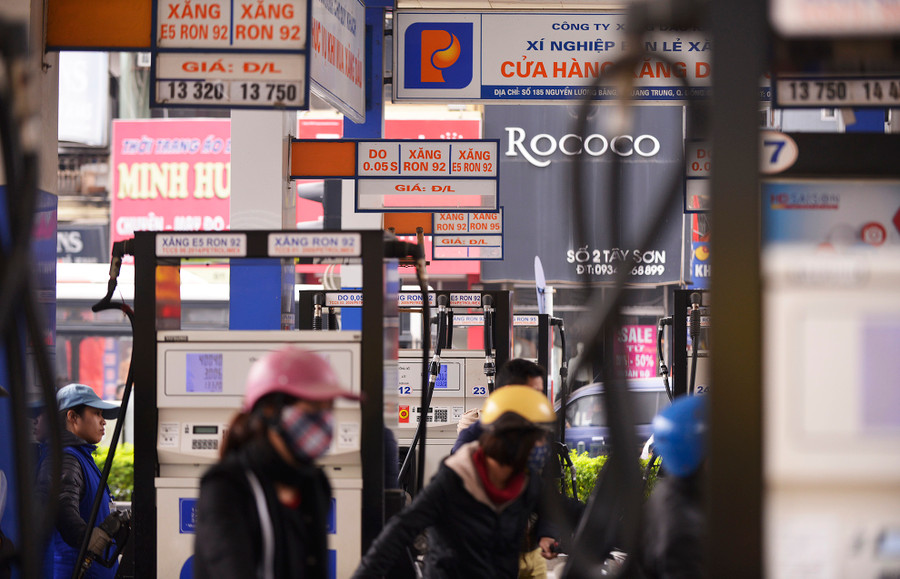 Như vậy, với việc giảm lên đến gần 1.000 đồng vào chiều nay, giá xăng đã ở mức thấp nhất kể từ tháng 7/2009. Như vậy, với việc giảm lên đến gần 1.000 đồng vào chiều nay, giá xăng đã ở mức thấp nhất kể từ tháng 7/2009.