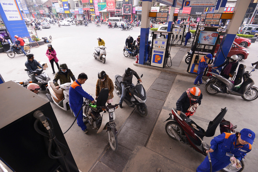 Với mức giảm sâu trong chiều 18/2, giá xăng Việt Nam đã lùi về vùng thấp nhất sau hơn 7 năm. Trước đó, trong lần giảm về hơn 14.000 đồng một lít, lần đầu tiên, giá xăng Việt Nam có tên trong danh sách 40 quốc gia và vùng lãnh thổ có giá nhiên liệu thấp nhất thế giới. Với mức giảm sâu trong chiều 18/2, giá xăng Việt Nam đã lùi về vùng thấp nhất sau hơn 7 năm. Trước đó, trong lần giảm về hơn 14.000 đồng một lít, lần đầu tiên, giá xăng Việt Nam có tên trong danh sách 40 quốc gia và vùng lãnh thổ có giá nhiên liệu thấp nhất thế giới.