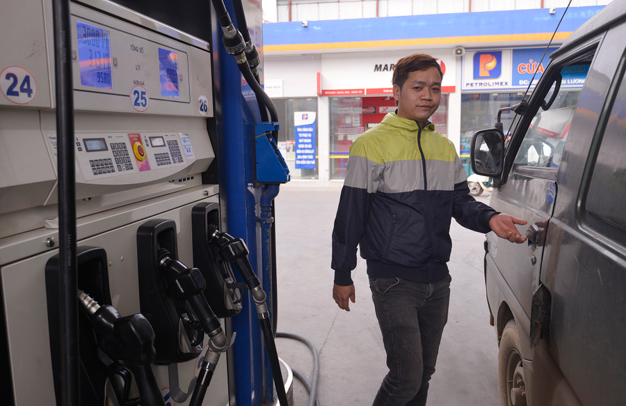 Anh Nam, lái xe ôtô cho biết, do thường xuyên phải chạy đường dài, việc giá xăng liên tục giảm khiến anh tiết kiệm được chi phí không nhỏ. Anh Nam, lái xe ôtô cho biết, do thường xuyên phải chạy đường dài, việc giá xăng liên tục giảm khiến anh tiết kiệm được chi phí không nhỏ.