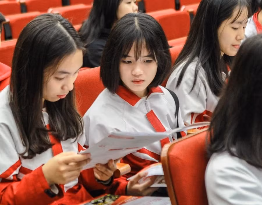 Thí sinh tham dự Ngày hội tuyển sinh, hướng nghiệp của ĐH Bách khoa Hà Nội. Ảnh: NTCC