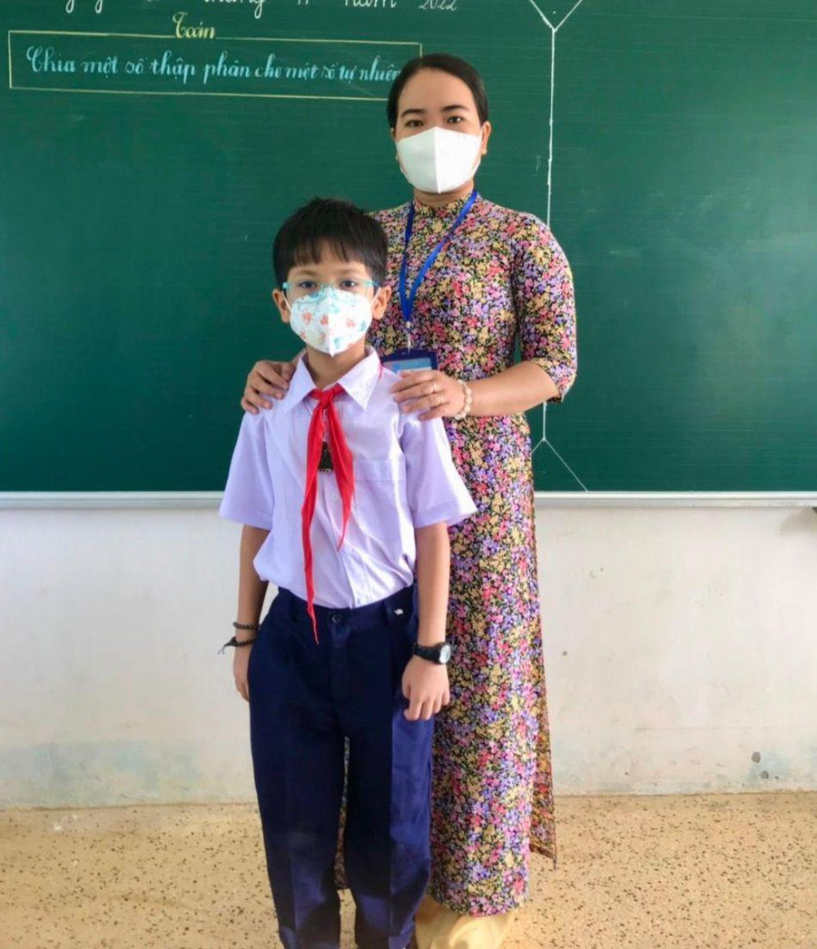 Lữ Hoài Thương cùng giáo viên chủ nhiệm lớp 5/3. Lữ Hoài Thương cùng giáo viên chủ nhiệm lớp 5/3.