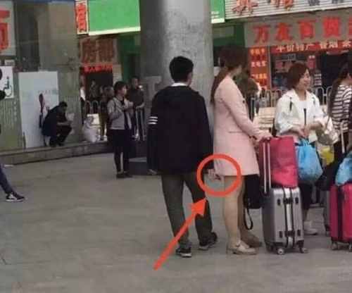 ke-bien-thai-chuyen-chup-len-cac-co-gai-mac-vay-ngan-1