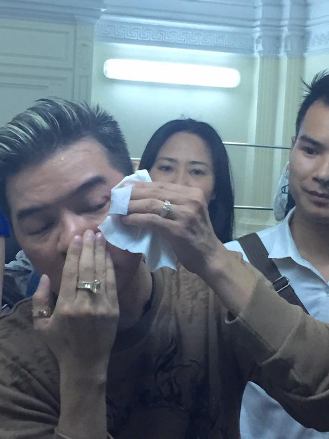 Diễn quá sung, Đàm Vĩnh Hưng gặp tai nạn chảy máu mắt - Ảnh 5. Diễn quá sung, Đàm Vĩnh Hưng gặp tai nạn chảy máu mắt - Ảnh 5.