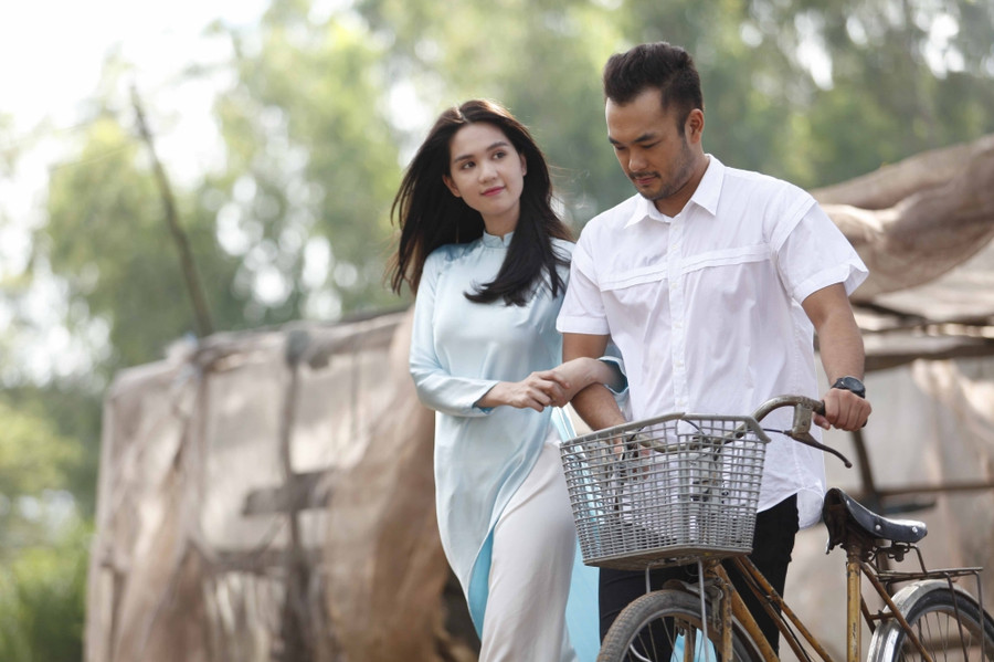 Hình ảnh đại gia - chân dài trong bộ phim Vòng eo 56. Ảnh: CGV.