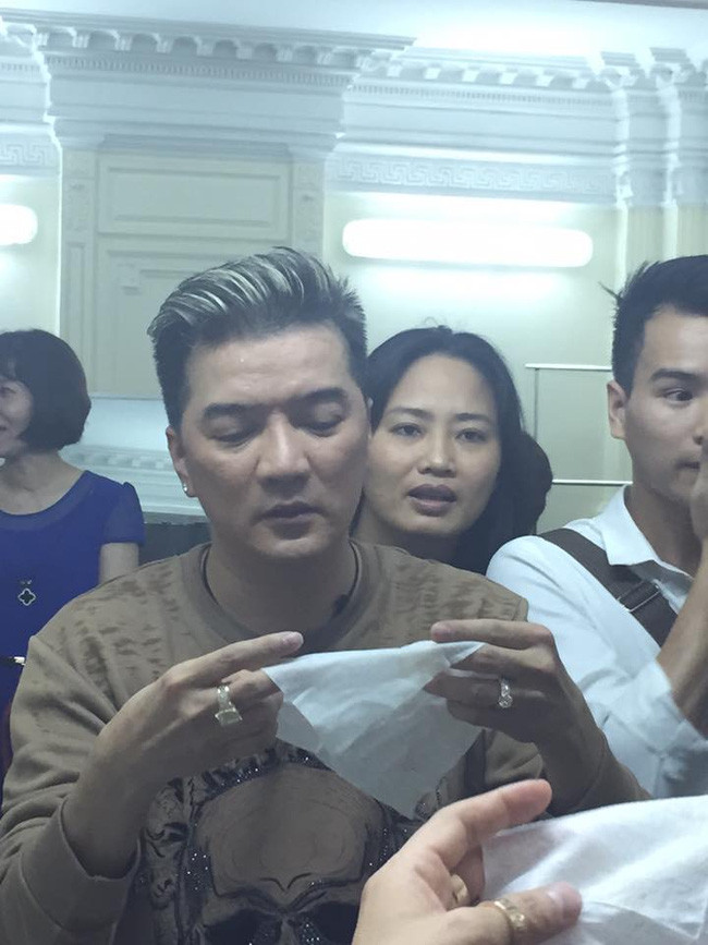 Diễn quá sung, Đàm Vĩnh Hưng gặp tai nạn chảy máu mắt - Ảnh 3. Diễn quá sung, Đàm Vĩnh Hưng gặp tai nạn chảy máu mắt - Ảnh 3.