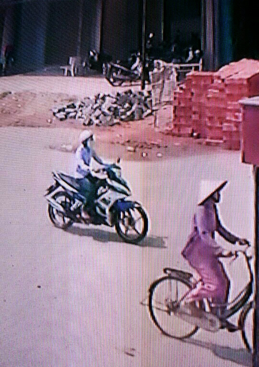 Phúc chạy xe máy Exiter trên đường phố Quảng Ngãi sau khi cướp giật túi xách phụ nữ đi đường. Ảnh cắt từ hệ thống camera an ninh do công an cung cấp.