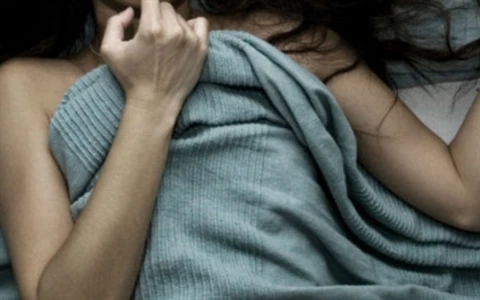 Sờ soạng lên người kẻ hiếp dâm phát hiện không phải chồng