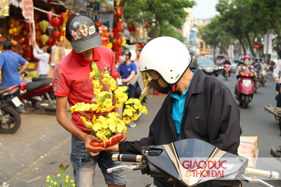 Nhiều người khi đi qua, vẫn không quên ghé lại mua cho mình một chậu mai nhỏ để trang trí cho gia đình, đón tết Nguyên Đán.