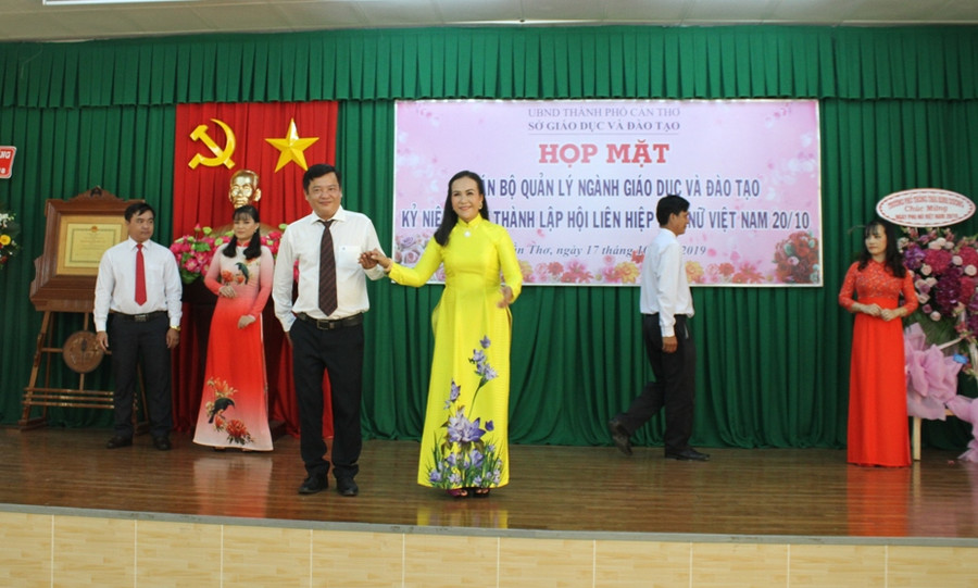 Tiết mục biểu diễn thời trang của cán bộ quản lý.