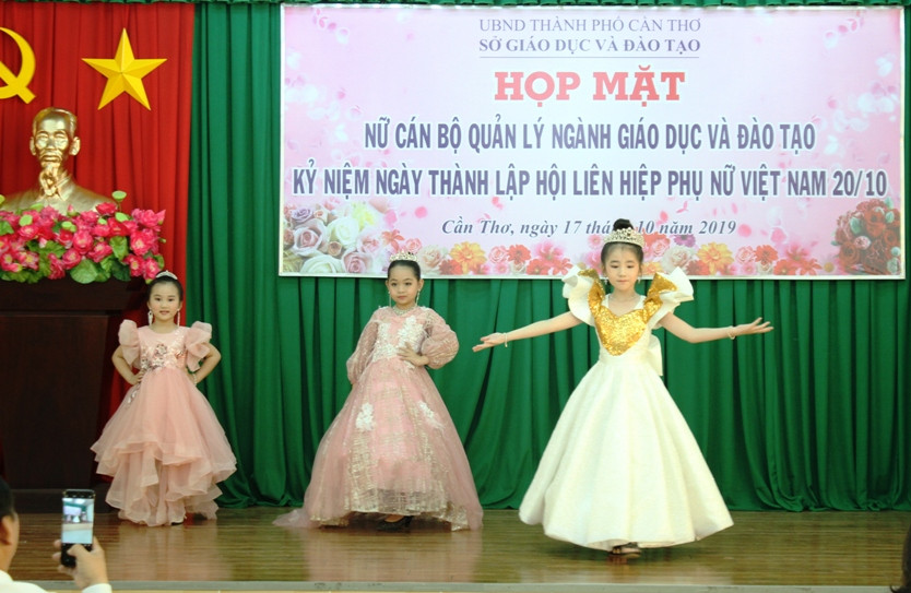 Tiết mục biểu diễn thời trang dễ thương của các em HS.