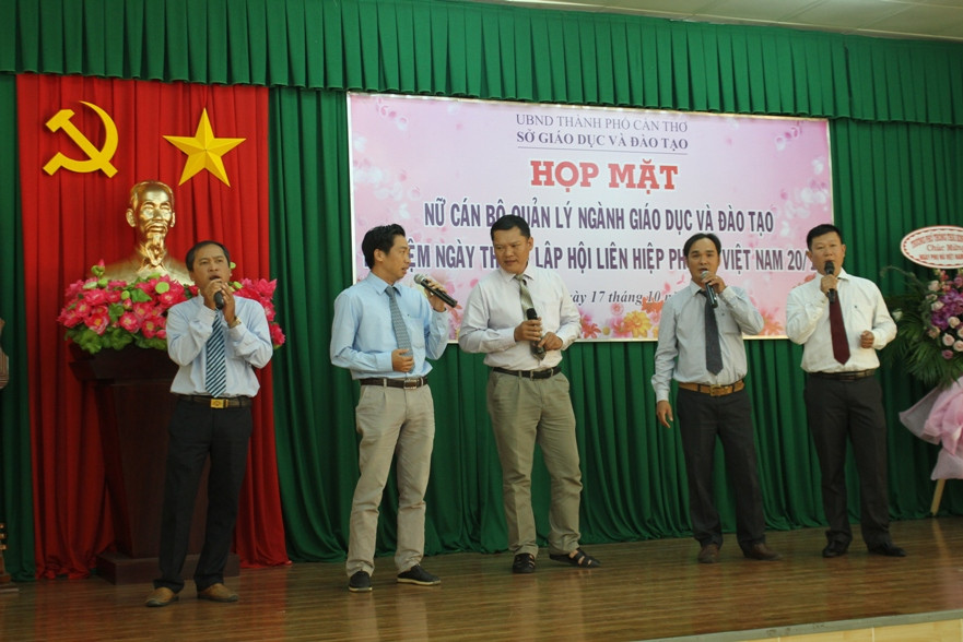 Tiết mục văn nghệ của các thầy giáo tặng cho cán bộ quản lý, giáo viên nữ.