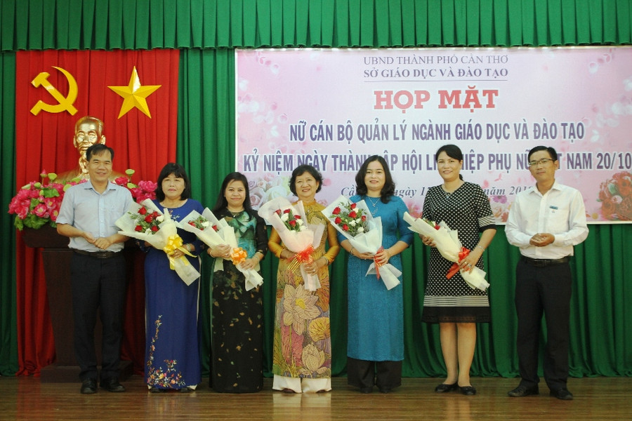 Tặng hoa đại diện nữ cán bộ quản lý tại buổi họp mặt.