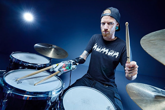 Sử dụng chiếc tay giả là phát minh của Gil Weinbert của Viện công nghệ Georgia, Jason Barnes đã lập kỷ lục về số nhịp trống đánh nhiều nhất trong một phút. Anh đã đạt đến 2.400 nhịp trong một phút - một điều mà chưa bao giờ anh nghĩ đến trong đời.