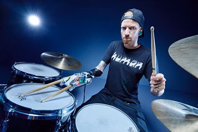 Sử dụng chiếc tay giả là phát minh của Gil Weinbert của Viện công nghệ Georgia, Jason Barnes đã lập kỷ lục về số nhịp trống đánh nhiều nhất trong một phút. Anh đã đạt đến 2.400 nhịp trong một phút - một điều mà chưa bao giờ anh nghĩ đến trong đời.