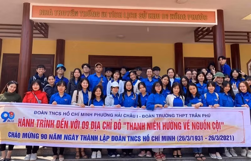 Học sinh Trường THPT Trần Phú tham gia hành trình về nguồn, đến với các “địa chỉ đỏ” tại Đà Nẵng. 