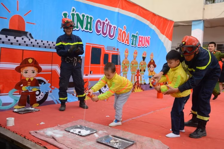 Dạy trẻ mầm non cách phòng tránh và thoát khỏi đám cháy tại Trường mầm non Hà Trì (quận Hà Đông, Hà Nội).