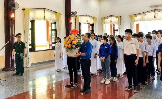 Học sinh Trường THPT Hoàng Hoa Thám dâng hương tại Bảo tàng Hồ Chí Minh chi nhánh Quân khu 5.