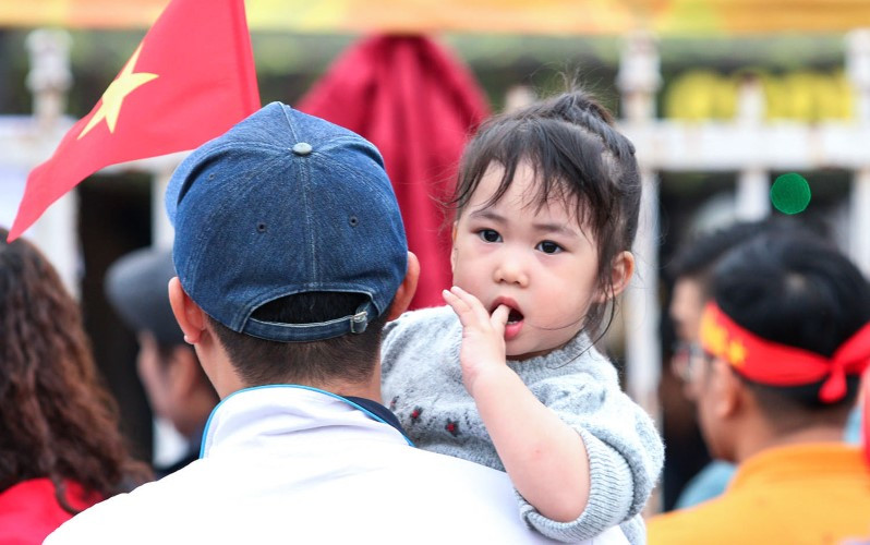 Nhiều bậc phụ huynh lo lắng ngày đầu đưa con tới trường. Ảnh: Lê Hùng