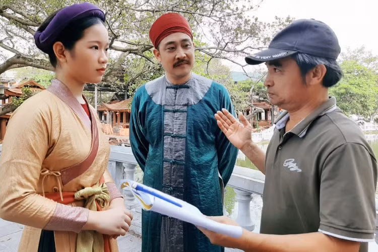 Đạo diễn Nguyễn Văn Đức và dàn diễn viên thực hiện cảnh quay tại Thái Bình.