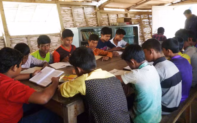 Một lớp học trên thuyền ở Bangladesh. 