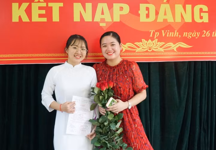 Kim Ngân và cô giáo chủ nhiệm Lê Thanh Huyền.