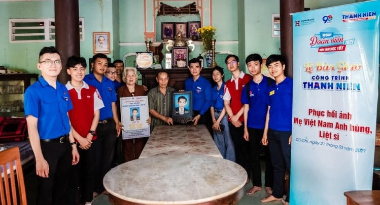 Di ảnh liệt sĩ Võ Văn Cu, được trao cho gia đình. Di ảnh liệt sĩ Võ Văn Cu, được trao cho gia đình.