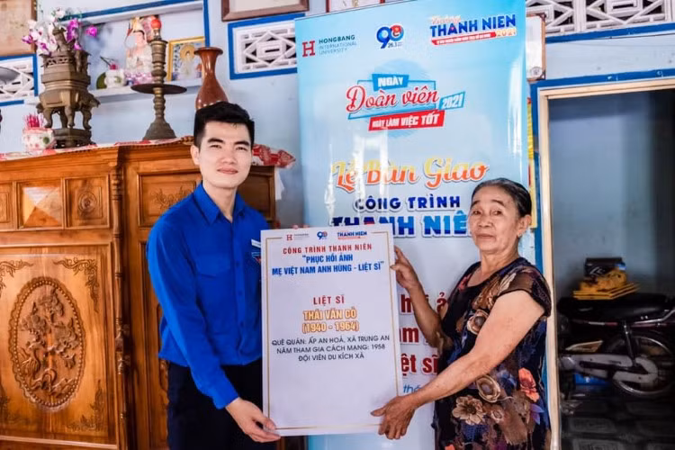 Trao di ảnh cho người thân liệt sĩ Thái Văn Cò.