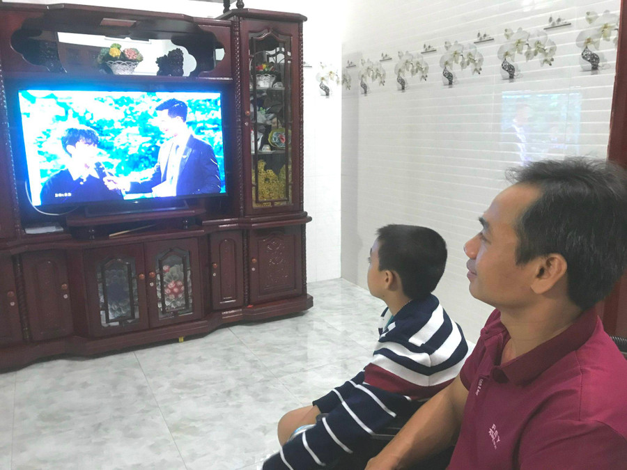 Thầy Thái Thành Thuận theo dõi truyền hình trực tiếp Chương trình Thay lời tri ân. Thầy Thái Thành Thuận theo dõi truyền hình trực tiếp Chương trình Thay lời tri ân.