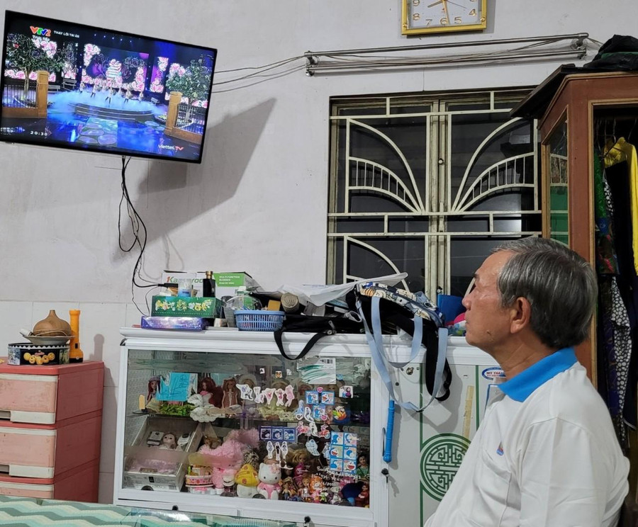 Nhà giáo Cao Xuân Lương theo dõi trực tiếp Chương trình Thay lời tri ân. Nhà giáo Cao Xuân Lương theo dõi trực tiếp Chương trình Thay lời tri ân.