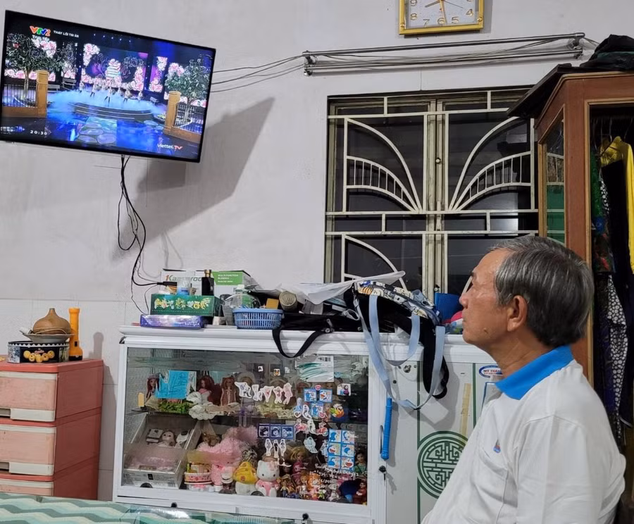 Nhà giáo Cao Xuân Lương theo dõi trực tiếp Chương trình Thay lời tri ân.