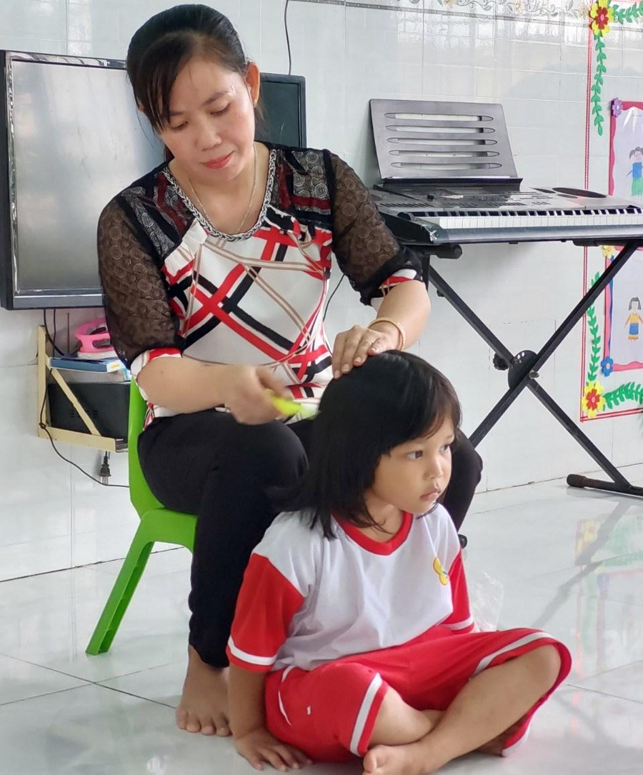 Cô Kim Đồng chăm sóc các cháu tại lớp học. Cô Kim Đồng chăm sóc các cháu tại lớp học.