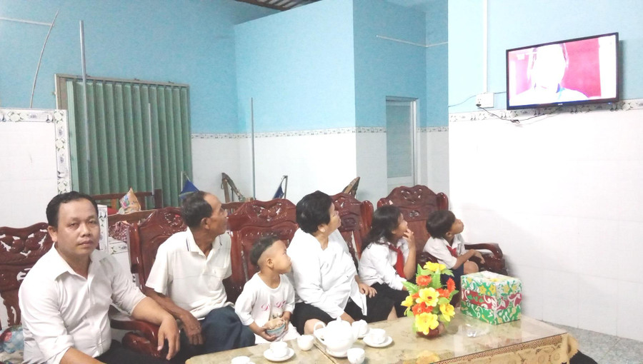 Thầy Thạch Sa Quên (bìa trái) cùng gia đình đang xem Chương trình Thay lời tri ân. Thầy Thạch Sa Quên (bìa trái) cùng gia đình đang xem Chương trình Thay lời tri ân.