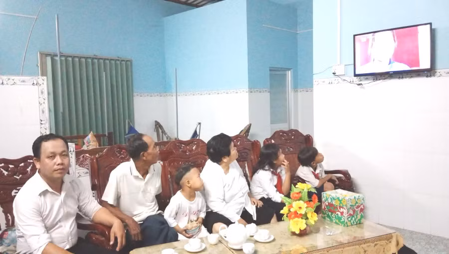 Thầy Thạch Sa Quên (bìa trái) cùng gia đình đang xem Chương trình Thay lời tri ân.