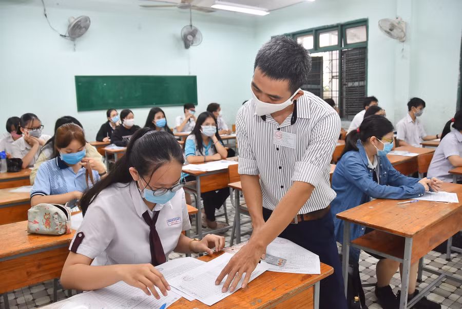 Bỏ quy định thí sinh được mang theo máy ghi âm, ghi hình giúp giảm áp lực cho cán bộ coi thi. Ảnh: ITN