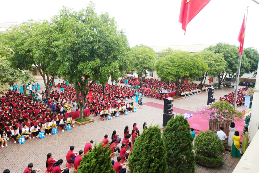 Giờ chào cờ tại Trường THCS Hưng Dũng (TP Vinh, Nghệ An).