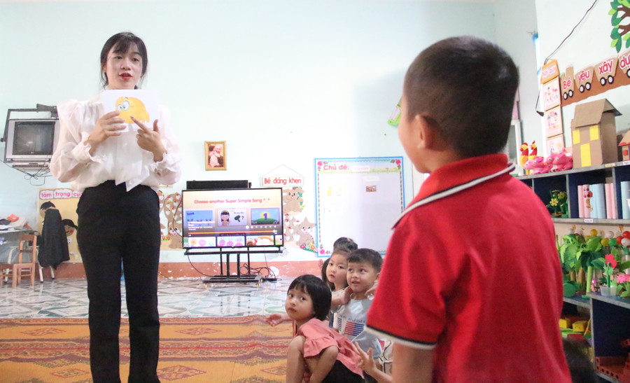 Cô Đông Thị Hậu sử dụng hình ảnh trực quan giảng dạy tiếng Anh cho trẻ mầm non. Cô Đông Thị Hậu sử dụng hình ảnh trực quan giảng dạy tiếng Anh cho trẻ mầm non.