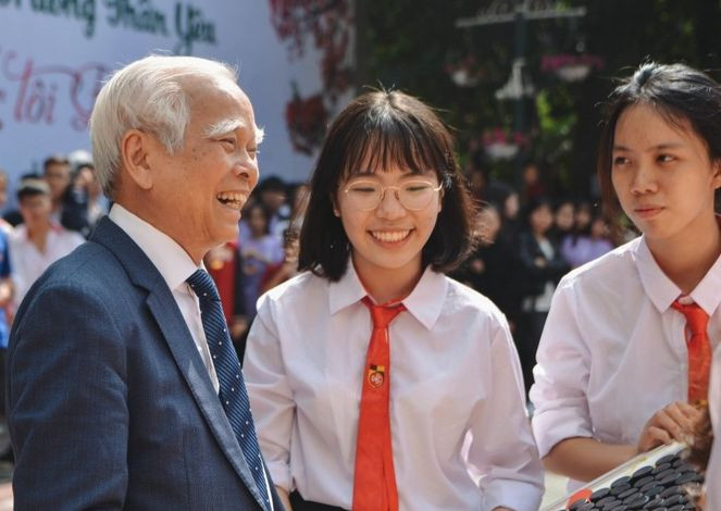 TS Nguyễn Văn Hòa bên các học sinh của Trường Nguyễn Bỉnh Khiêm. Ảnh: NTCC