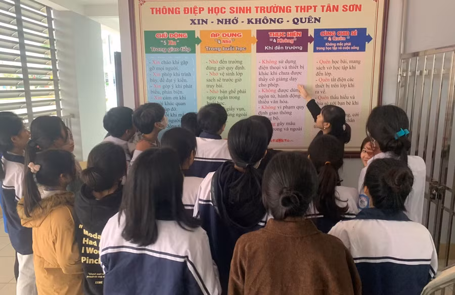 Giáo viên Trường THPT Tân Sơn trao đổi, quán triệt với học sinh về thông điệp nhà trường.